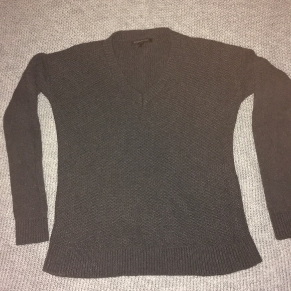 Banana Republic V neck sweater - Picture 2 of 4